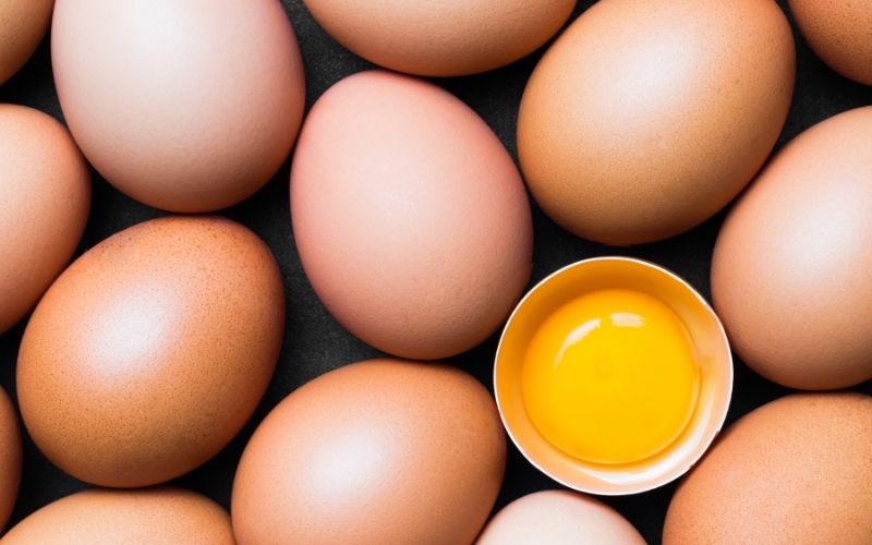 Có bầu không nên ăn trứng gà sống